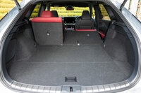 荷室については奥行きを50mm延ばすことで、容量を612リッターに拡大。「ハンズフリーパワーバックドア」が備わるので、荷物で両手がふさがっていてもテールゲートを開けることができる。