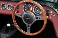 ステアリングホイールはモトリタ製。標準仕様は黒革巻きだが、試乗車にはオプションのウッドステアリングが装備されていた。