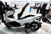 ホンダの電動スクーター「PCXエレクトリック」。シートの下に搭載される、2個の「ホンダモバイルパワーパック」で稼働する。