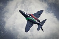 イタリアで高貴な青とされる「サヴォ・ブルー」も、3色の線を引き立てる。