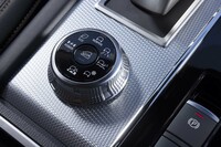 ドライブモードセレクターはセンターコンソールの一等地にレイアウト。側面にはダイヤモンドカットが施される。