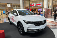 ミドルサイズクロスオーバーの「DFSKグローリーix5」。2023年夏、フィレンツェ郊外のショッピングモールで撮影。