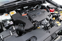 スバルのストロングハイブリッド「S：HEV」は、最高出力160PS/5600rpm、最大トルク209N・m/4000-4400rpmの2.5リッター水平対向4気筒エンジンと、駆動用および発電用の2つのモーターやフロントディファレンシャルギアなどをひとつにまとめたトランスアクスルを中心に構成。容量1.1kWhのリチウムイオンバッテリーを搭載している。