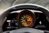 メーターパネルの中心には、1万rpmまで目盛りが刻まれたタコメーターが据えられる。