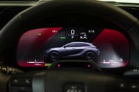 ドライブモードを変えると液晶メーターに車両の側面が大写しになる。撮影したハイブリッド車では「ノーマル」「エコ」「スポーツ」の3種類が選べた。