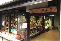 竹工芸の店では、作業中の職人さんが気さくに対応してくれた。