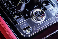 電動ソフトトップの開閉スイッチは、エアコンやシートのコントロールスイッチ、ドライビングモードセレクターなどが並ぶセンターコンソールパネルの左下に配置される。オープンとクローズのスイッチがそれぞれ独立している。