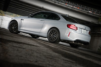 この角度から眺めると、前後フェンダーの盛り上がりがよく分かる。テスト車のボディーカラーは、青みがかった銀色の「ホッケンハイムシルバー」。