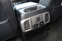 前席センターコンソールの背面に備わる、後席用の空調吹き出し口と電源ソケット。「ラプター」にはUSBやシガーソケットだけではなく、AC110V、400Wのコンセントも備わっている。「移動中に車内で仕事ができるね」「勘弁してつかあさい」