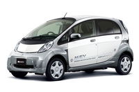 低価格のEVというと、かつて「三菱i-MiEV」が227万3400円からの値段で販売されていたこともあるが、それは航続距離120kmの廉価版で、またi-MiEV自体も廉価版の廃止や値上げ、軽自動車から普通車への変更などを経て、2021年2月に販売終了となった。一般ユーザーの実用に耐えうるEVを安く提供するのは、非常に難しいことなのだ。