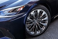 試乗車には、前245/45RF20、後ろ245/45RF20サイズの「ブリヂストン・トランザT005」タイヤが装着されていた。このタイヤはランフラットタイプとなる。