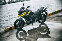 2017年7月に登場したスズキの最新モデル「Vストローム250」。スズキのアドベンチャーモデル「Vストローム」シリーズに追加された、“車検いらず”の250ccモデルである。