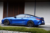 BMWの「M8クーペ」は、「8シリーズ クーペ」をベースとするハイパフォーマンスモデル。今回試乗した「コンペティション」モデルはその性能をさらに先鋭化したもので、最高出力や走行モード、ドレスアップパーツなどに差異がある。