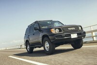 いつものキャンプ道具に最新鋭のJackeryを加えて、いざ出発！ 道中の友は、レトロ＆タフなカスタマイズが施された「トヨタ・ランドクルーザー」だ。