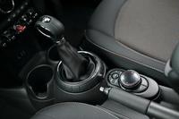 トランスミッションは6段ATと6段MTの2種類が設定される。走行モード調整機構の「MINIドライビング・モード」は、シフトノブの根元に備わるリング状のコントローラーで操作する。
    