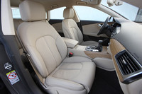 標準仕様のフロントシートには、10ウェイのマニュアル調整が備わる。ランバーサポートやシートヒーターなどを備えるパワーシートもオプションで用意される。