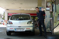 ドイツで「マツダ3」にガソリンを入れる俺。なんと満タン70ユーロ台、つまり1万1000円以上!!