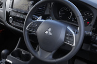 外観同様、インテリアにもすっきりと落ち着いたデザインを採用。光沢のあるピアノブラックのセンターパネルや、インパネ上面を覆うソフトパッドなどで上質さを表現している。