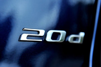 トランクリッドに貼られた「20d」バッジ。このバッジを見なければ、外観だけでディーゼルかガソリンかを見分けるのは容易ではない。