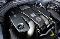 搭載される5.5リッターV8ツインターボエンジンは、557ps/5250-5750rpmと77.5kgm/2000-5000rpmを発生する。