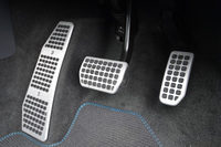 ABペダルは専用のスポーツタイプ。