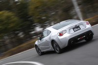 テスト車「BRZ R」の走り。ホイールサイズは標準で16インチ。オプションで17インチが用意される。
