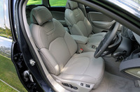 全てのボディカラーでライトグレー（写真）と黒、2色のインテリアが選択可能。 3リッターモデルは、運転席にマッサージ機能が備わる。