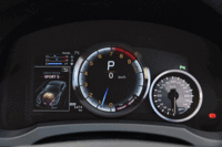 「RC F」専用デザインのメーター。走行モードの変更などにより、中央のグラフィックが切り替わる。（画像をクリックすると表示バリエーションが見られます）