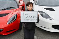 お話をうかがった、エルシーアイ PR&セールスプロモーション マネージャーの谷田恵美さん。「今年は『エキシージS』にぜひ注目してください！」