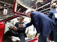 「ブリヴィド」に乗り込んだジャン・アレジに説明する、ジョルジェット・ジウジアーロ。