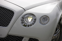 LEDとキセノンライトで構成される、新型「ベントレー・コンチネンタルGT」のヘッドランプ。先に発売された同社のサルーン「ミュルザンヌ」にも見られるディテールだ。