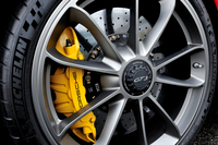 「ポルシェ・セラミックコンポジットブレーキ（PCCB）」は166万8000円のオプション。黄色いブレーキキャリパーが目印。