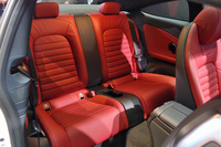 定員2人のリアシート。写真はオプション「レザーエクスクルーシブパッケージ」装着車のもの。