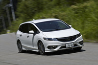 スポーティーなキャラクターの6シーター「ジェイドRS」用には、18インチのアルミホイールや専用サスペンションがラインナップされる。