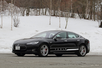 全長5メートルに迫るボディーサイズを持つ「テスラ・モデルS」。伸びやかなデザインは北米マツダでも活躍したフランツ・フォン・ホルツハウゼンが手がけたものだ。