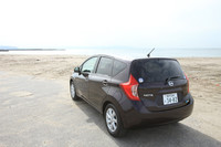 【テスト車のオプション装備】
ピアノ調センタークラスターフィニッシャー＋シルバーフィニッシャーシフトベース＋オゾンセーフフルオートエアコン＋外気温度計＝4万2000円／アラウンドビューモニター＋ディスプレイ付き自動防眩式ルームミラー＋ヒーター付きドアミラー＝6万3000円／185/65R15タイヤ＋15インチアルミホイール＋VDC＝8万4000円／SRSカーテンエアバッグシステム＝4万7250円／特別塗装色＜オーロラモーブ＞＝3万6750円