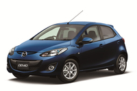 「マツダ・デミオ」（ボディーカラーはディープクリスタルブルーマイカ）
    