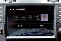 「オフロード」モードを選択すると、ABSの設定とスロットル特性が変更されるほか、ヒルディセントアシスト機能（30km/h以下で急な下り坂に差し掛かると、ブレーキを自動制御して車速を一定に保つ）がオンになる。