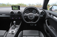 スポーティーに彩られた「S3セダン」の室内。“フラットボトム”のステアリングホイールが標準で備わる。