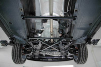 車体を下から見たところ。床下には専用の補強バーが入れられる。