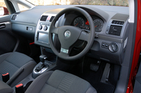 ギアボックスは、6段DSGのみ。上級グレードのハイラインには、パドルシフトが備わる。