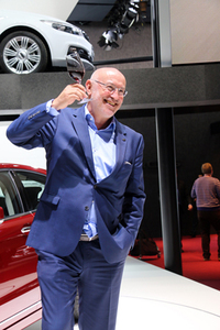 上海発・新興ブランド「クオロス」のデザインダイレクターのゲルト.ヒルデブラント氏。2013年にブランドデビューの場としてジュネーブを選んだクオロスは昨年の4ドアセダンに続き、5ドアを発表。セダン主流の中国になぜ？ との筆者の質問に、「ハッチバック需要も、ある所にはあるのです」と、にこやかに答えた。