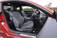 “Fスポーツ”専用の本革スポーツシート。ホールド性の向上に貢献するという、独自のステッチが施されている。