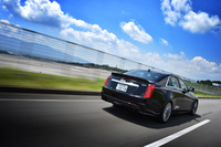 走行モード切り替え機構には「ツアー」「スポーツ」「トラック」「スノー／アイス」と、標準車の「CTS」より1つ多い4種類のモードを用意。さらにトラックモードを選択すると、トルク特性やブレーキ制御などを5段階で調整できる。