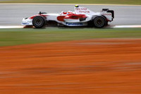 トヨタは2台ともリタイア。1ストップ作戦にかけたティモ・グロックは44周目に派手なクラッシュを演じ、ヤルノ・トゥルーリは6番グリッドからスタートしたものの、バッテリーのトラブルによりコックピットを降りなければならなかった。（写真＝Toyota）