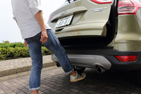 両手がふさがっていても、ボディーの下に足を差し入れればテールゲートは自動で開口する。ただ、ゲートは後ろに大きくスイングするので、開き始めたら操作者はクルマから一歩離れる必要がある。
    