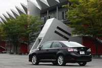 【テスト車のオプション装備】
225/45R18タイヤ＋18×7.5Jアルミホイール＝3万7800円／スポイラー（フロント・リアバンパー／トランクリッド）＝9万4500円／マークレビンソン プレミアム サラウンド サウンドシステム＝22万5750円）
