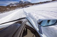 車窓から見た雪上コース。（写真のクルマは「アヴェンタドール」）