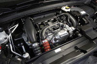 エンジンは、2タイプの1.6リッターターボが用意される。「シック」は156psユニット＋6段EGS（シングルクラッチ式2ペダルセミオートマ）、「スポーツシック」は200psユニット＋6段MTとなる。