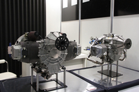 昨年から出展を開始した「HKS」は、大手チューニングパーツメーカーとしておなじみだが、かつてはF1エンジンの自社開発まで行ったエンジニアリング会社でもある。今回は空冷フラットツインという、いまどき珍しいエンジンを出展していたが、これらはライトプレーン／ウルトラライトプレーンと呼ばれる軽飛行機用という。双方ともOHVながら1気筒あたり4バルブで、右が680ccで最高出力60ps（ターボ仕様は709ccで80ps）、左が949ccで100ps（スーパーチャージャー仕様は150ps）という高出力を発生、発電用をはじめ汎用（はんよう）エンジンとしても使えるという。
    